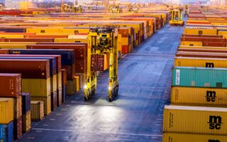 Straddle Carriers for container handling: What you need to know