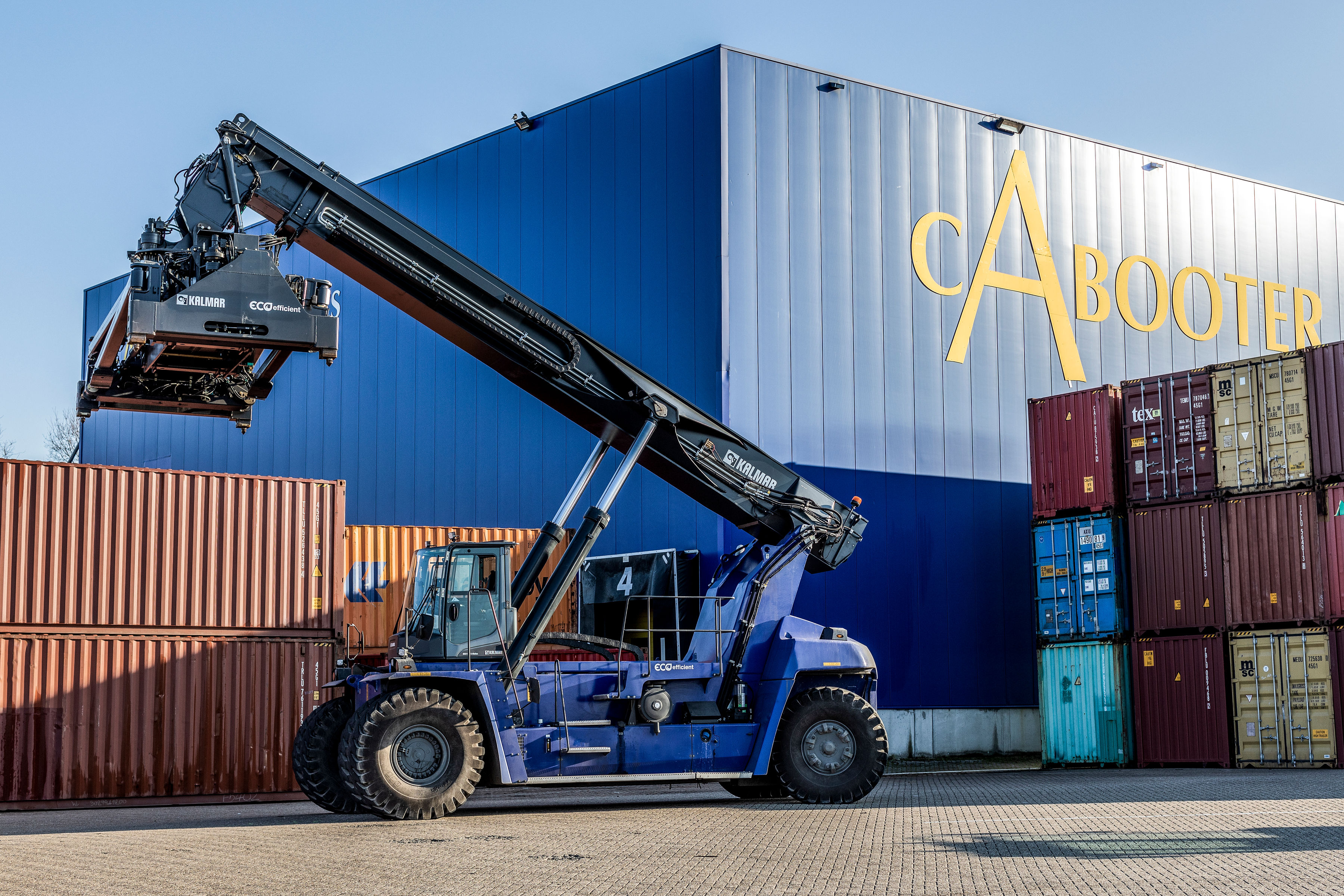 卡尔玛为cabooter集团提供业内首款全电动正面吊,继续推进其电动化