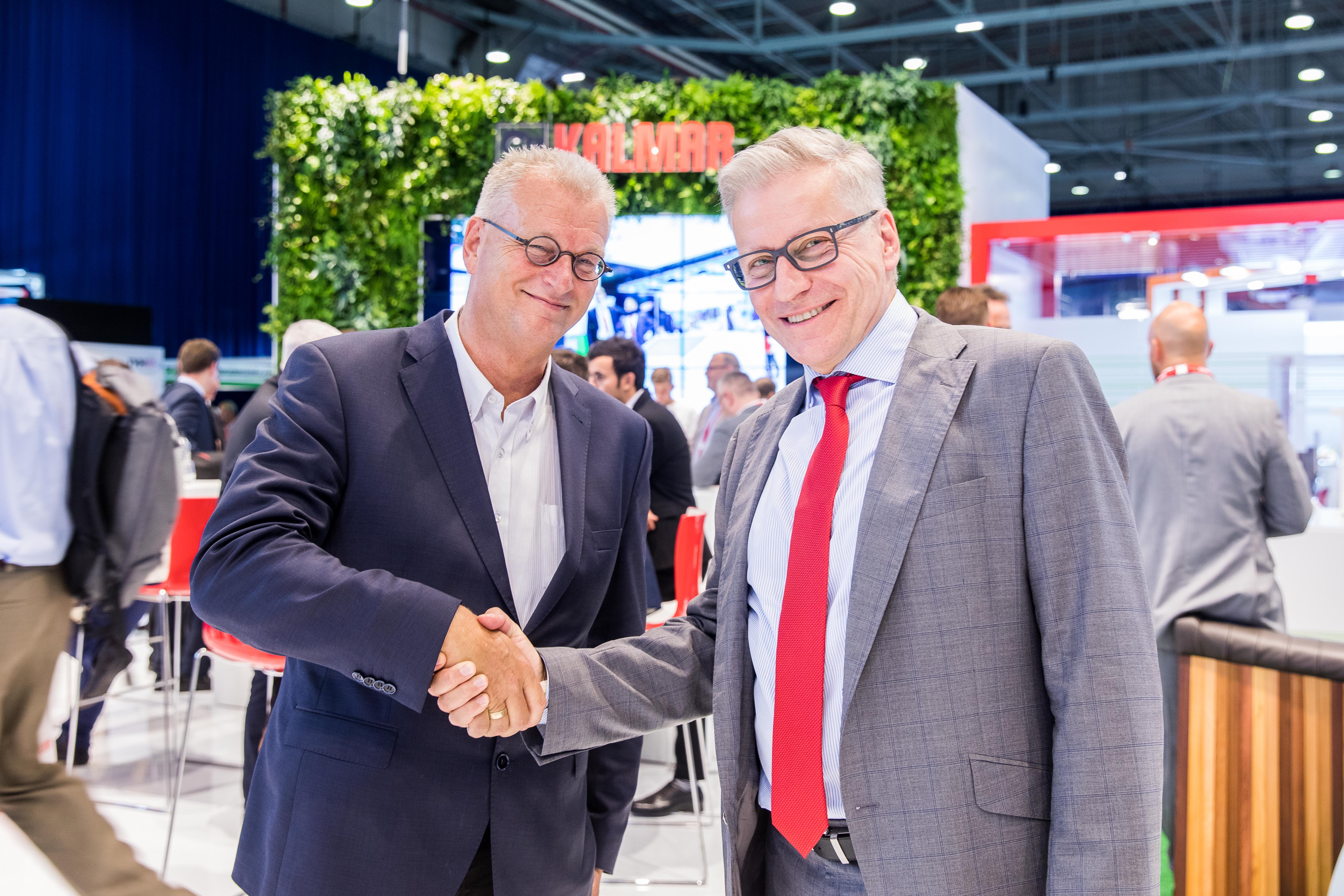 Peter Pardoel, a member of the Board at the Cabooter Group shook hands with Kalmar’s Seppo Heino, Vice President, Counterbalanced Container Handlers at the Kalmar stand. Cabooter Group will be the first customer to use Kalmar’s fully electric reachstacker in 2021. 