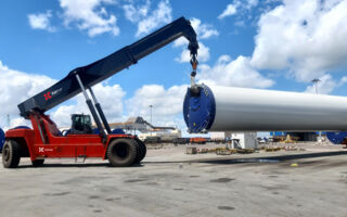 Customise your Kalmar Reachstacker with tailored attachment solutions for your operations