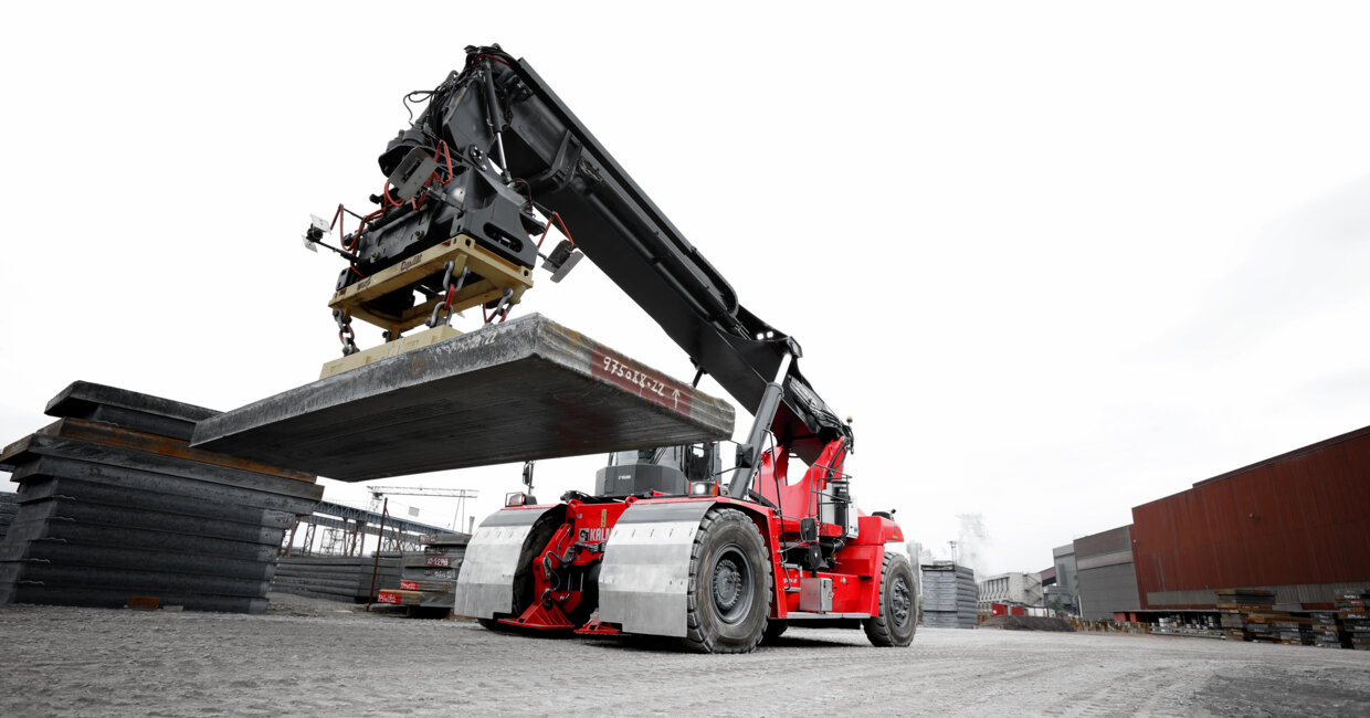 Kalmar Super Gloria reachstacker makes steel-handling history